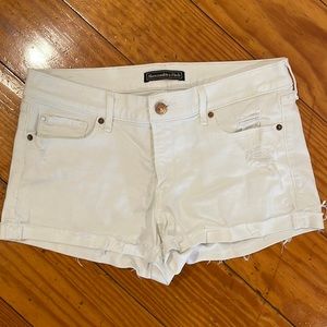 Abercrombie and Fitch white shorts size 28